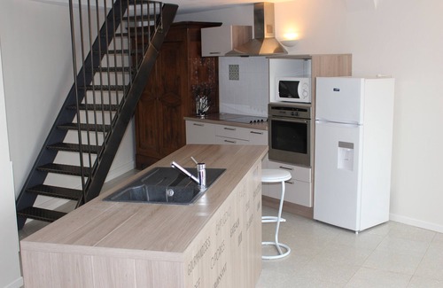 Lamure-sur-Azergues House | The Old Walls, a large apartment with floor and pool