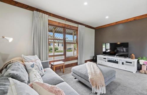 Hunua House | The Olde Store - Hunua Holiday Home