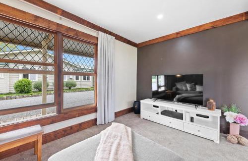 Hunua House | The Olde Store - Hunua Holiday Home