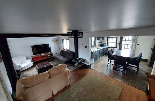 East Granby House | The Olde Tobacco Barn - East Granby close to airport, restaurants & things to do