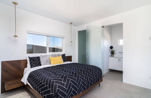 Panorama Heights House | The One - Joshua Tree Escape w/movie theater, geodome & hot tub