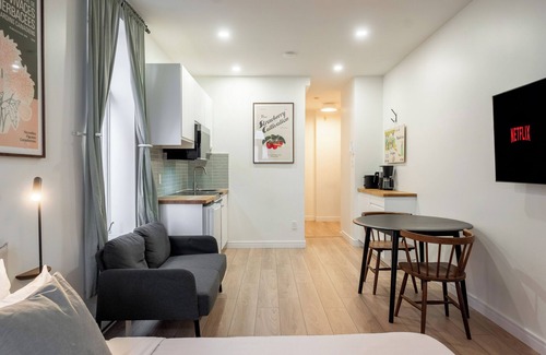 Plateau Mont Royal Apartment | The Oscar Peterson Studio | AC | TV | Near a Metro