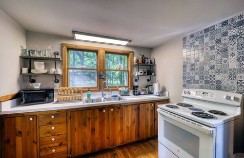 Vilas House | The Outpost – Creekside Charm Near Boone!