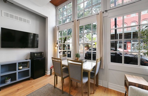 St. Charles Apartment | The Owl Suite at Divine Otter