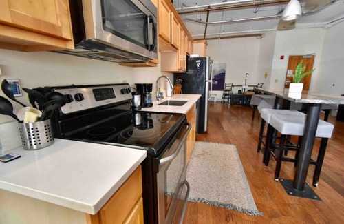 Downtown Kansas City Apartment | ★ THE PAD ★ KING BED ★