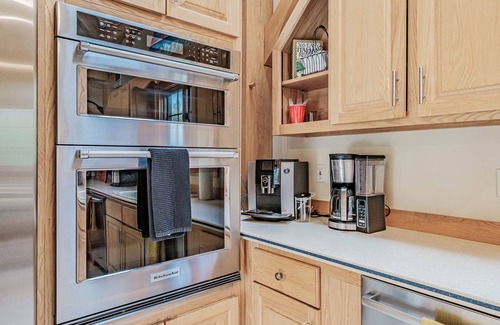 Bethel House | The Paddle House: Riverfront, Rafts, Ultimate Game Room, Hot Tub, Yard Games!