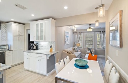 Parrot Cove Cottage | The Palm Cottage- 7 min drive to the beach