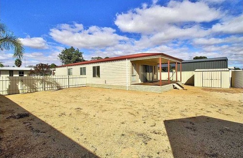 Bookpurnong House | The Palms - Loxton Accommodation, South Australian4 bedroom 2 bathroom home.