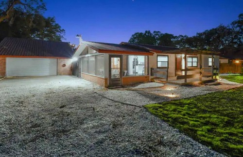 Seffner House | The Palms Oasis - Pool Getaway - Sleeps 14 - Central I-4 & 75
