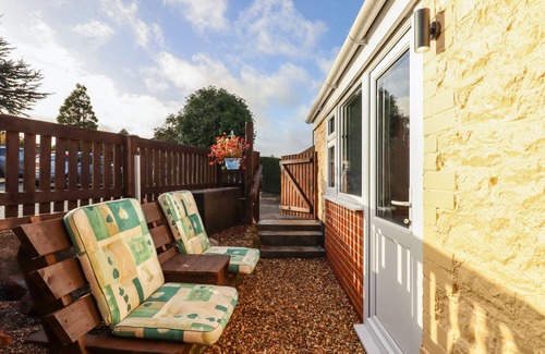 Kingskerswell Cottage | THE PARK INN PIGGERY, pet friendly, with a garden in Kingskerswell