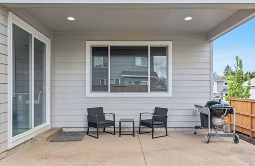 Beaverton House | The Parker - Pet friendly 4 bedroom home for extended stays.