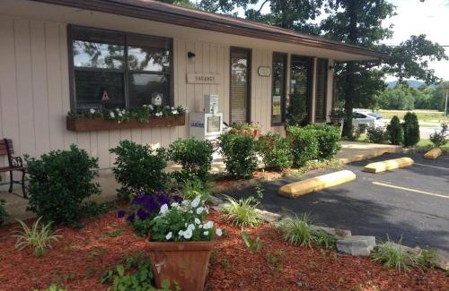 Mountain View Hotel | The Parkwood Inn & Suites