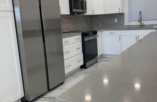 Bahamia West Apartment | The Parrot's Nest - Modern Waterfront Getaway - No Cleaning Fee!
