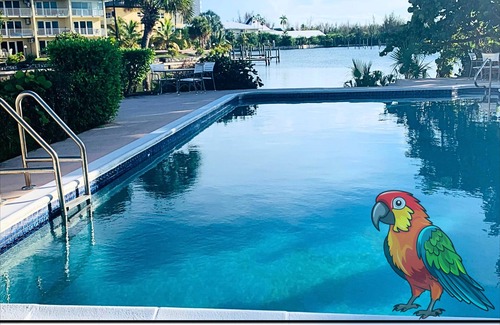 Bahamia West Apartment | The Parrot's Nest - Modern Waterfront Getaway - No Cleaning Fee!
