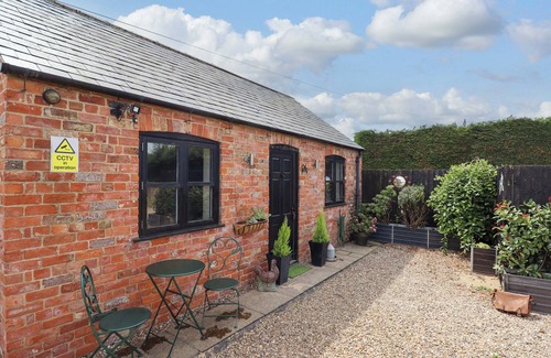 Boston Cottage | THE PAW BARN, pet friendly, character holiday cottage in Boston