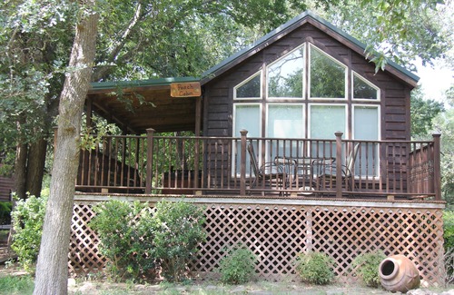 Fredericksburg Cabin | The Peach Cabin at Mendelbaum Winery Guest Cabins