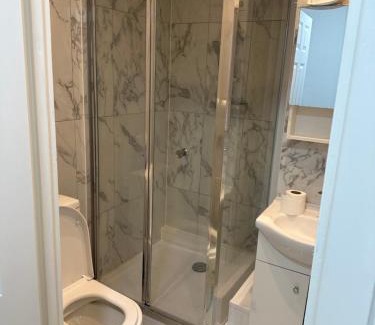 Luton Bed & Breakfast | The Peacock House 7 mins from Luton airport