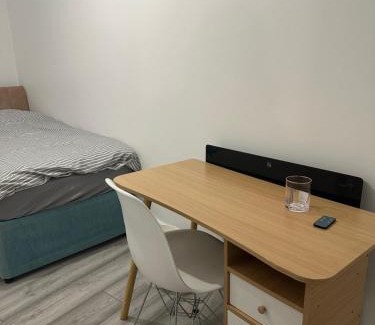 Luton Bed & Breakfast | The Peacock House 7 mins from Luton airport