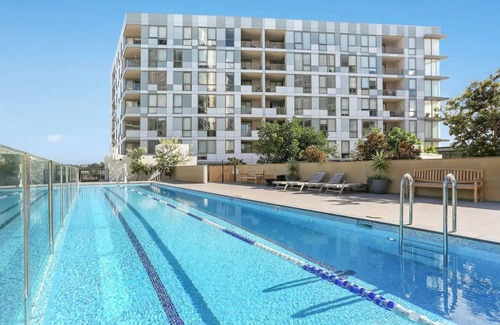 Wolli Creek Apartment | The Peak: Resort-style w/parking, train, gym, pool