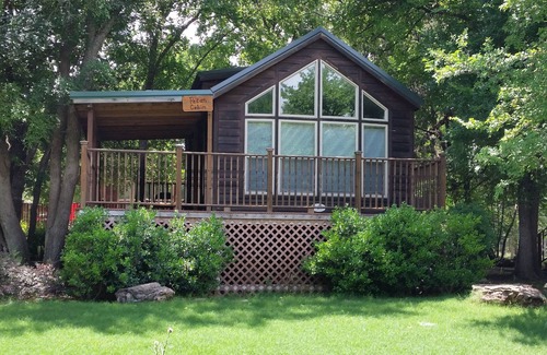 Fredericksburg Cabin | The Pecan Cabin at Mendelbaum Winery Guest Cabins
