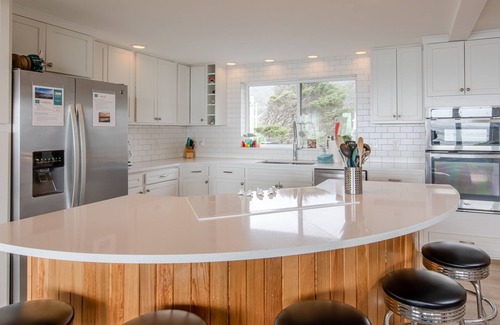 Arch Cape House | The Pelican at Arch Cape - Beachfront, Hot Tub with View, 3 En Suite Rooms