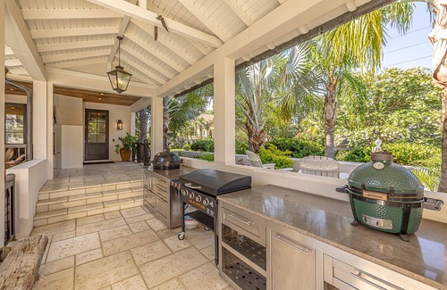 East Beach House | The Pelican Cottage - located in East Beach steps from Gould's Inlet!