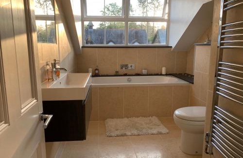 Bowness-on-Windermere House | The Penthouse Bowness Tranquil Loft Jacuzzi Bath & Complimentary Cascades Spa Membership