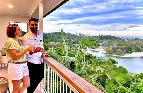 East Ballina Apartment | THE PENTHOUSE - Spectacular Views of the Bay, and the Ocean! Only 150m to Shaws Bay