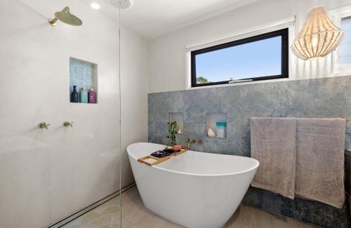 East Ballina Apartment | THE PENTHOUSE - Spectacular Views of the Bay, and the Ocean! Only 150m to Shaws Bay