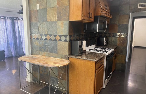 Gardena House | The Perfect Getaway! Beautiful home close to LAX and SoFi Stadium!