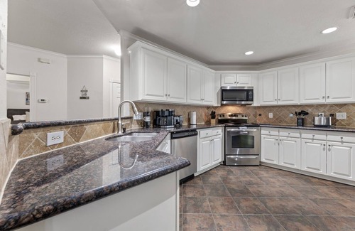 Barker Villa | The Perfect Harmony - Stylish 3BR Retreat w/Easy City Access