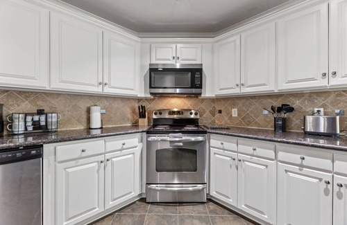 Barker Villa | The Perfect Harmony - Stylish 3BR Retreat w/Easy City Access