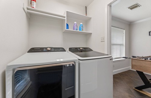 Barker Villa | The Perfect Harmony - Stylish 3BR Retreat w/Easy City Access
