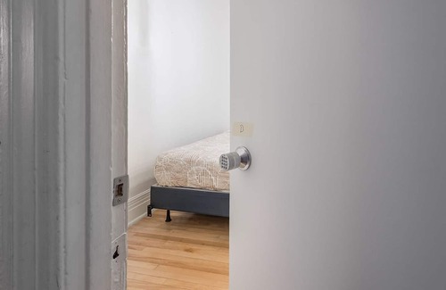 De Lorimier Apartment | The Perfect Little Bedroom ~ Metro Station Nearby