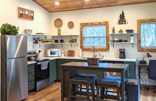 Pinetop House | The Perfect Pair, Cozy Cottage Lakeside & Hillside Hangout for Large Groups