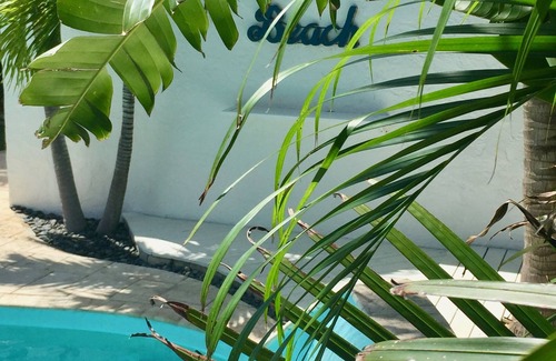 Old Northwood House | The Pineapple Villa: Chic 4BD Tropical Paradise near the Beaches