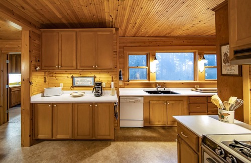 Eagle River Cabin | The Pines Lodge -On the Chain of 28 Chain of Lakes