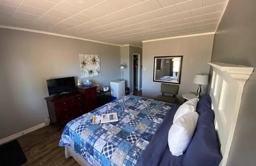 Rusticoville Hotel | The Pines Motel and Cottages