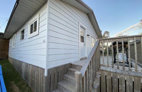 Rusticoville Hotel | The Pines Motel and Cottages