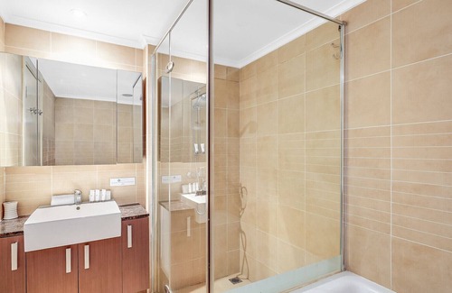 Newcastle West Apartment | 'The Pinnacle' - Newcastle - Spacious, modern and centrally located