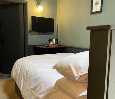 Crondall Hotel | The Plume of Feathers