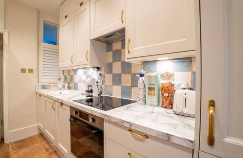Thamesfield Apartment | The Plush Putney Retreat
