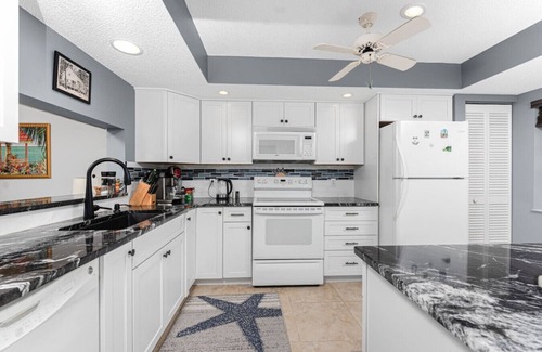 Englewood Apartment | The Pond at Pine Hollow
