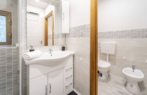 Roiano-Gretta-Barcola-Cologna-Scorcola Apartment | The Postcard - Cozy APT near the Central Station