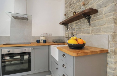 West Pennard Cottage | THE POTTING SHED, pet friendly, with open fire in Glastonbury