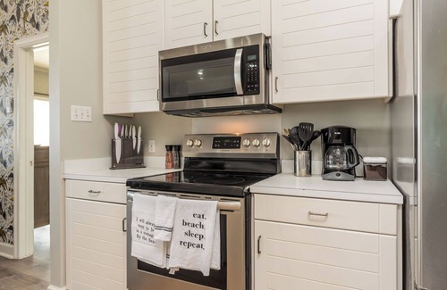 Audubon Place House | The Pour House - Gulf Beachfront, 4 Bedroom, 2 Bath, Dog Friendly, Sleeps 8