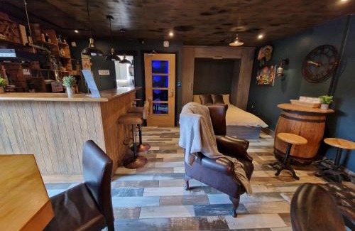 Patchway Apartment | The Pub - Unique & Authentic Experience - Free Parking!, 5 minutes from Airbus and The Mall Cribbs