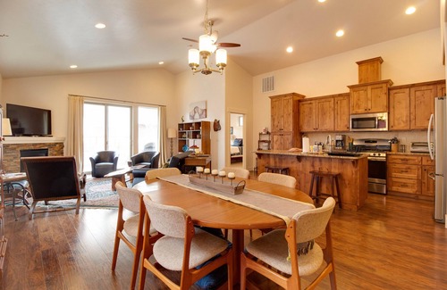 Sisters House | The Quails Nest - charming 3 bedroom 2.5 bath with fireplace in Sisters Oregon