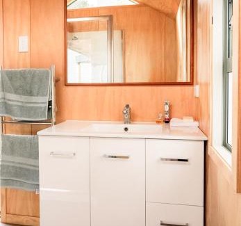 Okitu Apartment | The Quarters Ocean-View Chalet