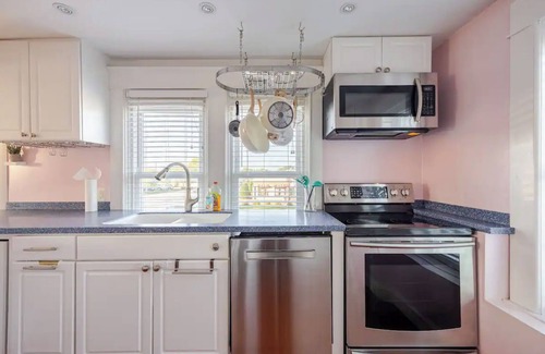Winchester Apartment | The Queen of Winchester Three Bedroom with Upper Level Deck